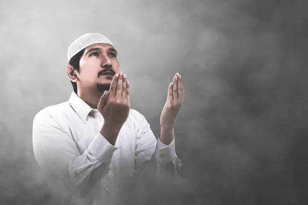 Ázsiai Muszlim Férfi Áll Miközben Felemelte Kezét Imádkozik Fényes Háttérrel — Stock Fotó