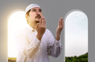 Asyalı Müslüman adam el kaldırdı ve camiye dua etti.