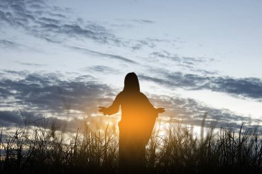 İsa 'nın silueti dramatik bir geçmişle sahada duruyor.