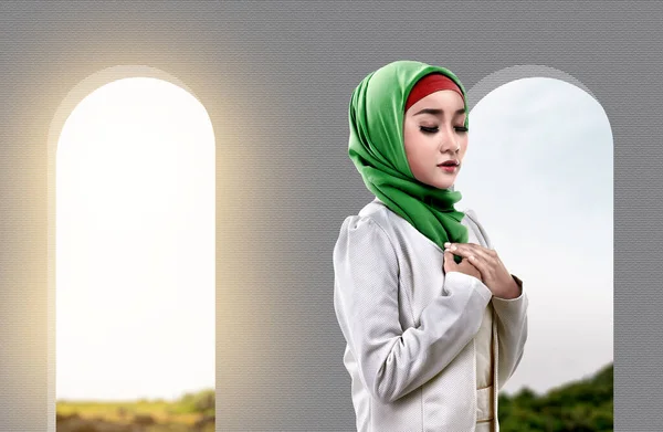 Duvak Takmış Asyalı Müslüman Kadın Kaldırdı Camiye Dua Etti — Stok fotoğraf