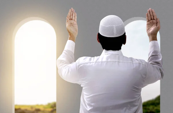Visão Traseira Homem Muçulmano Asiático Enquanto Levantava Mãos Orava Mesquita — Fotografia de Stock