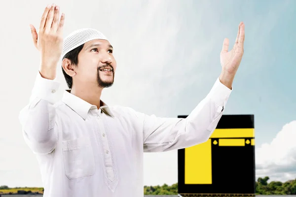 Hombre Musulmán Asiático Pie Rezando Con Vista Kaaba Fondo Azul — Foto de Stock