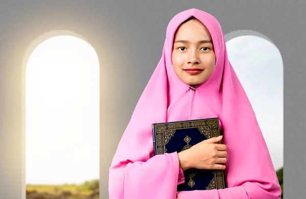 ベールに身を包んだアジア系ムスリム女性がモスクにクルアーンを持ち込み — ストック写真