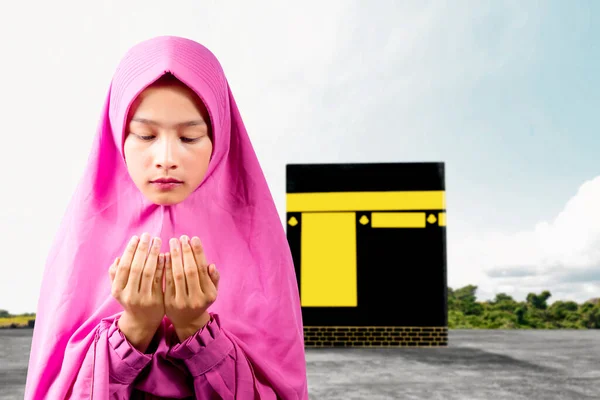 Duvak Takmış Asyalı Müslüman Kadın Kabe Manzarası Mavi Gökyüzü Arkaplanıyla — Stok fotoğraf