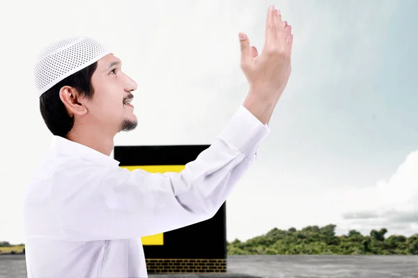 Asiático Muçulmano Homem Orando Com Vista Kaaba Fundo Céu Azul — Fotografia de Stock