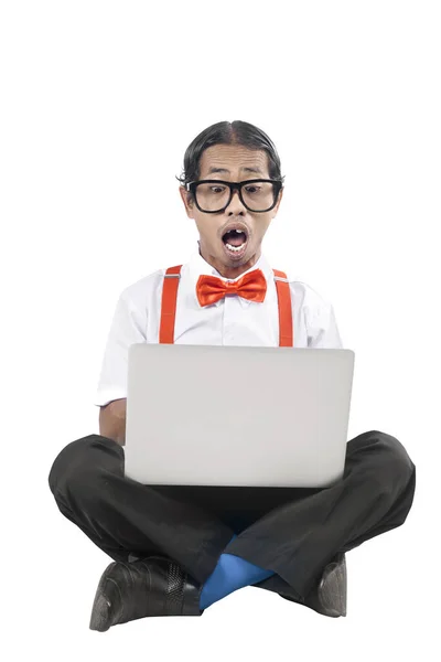 Asiatico Nerd Con Brutto Faccia Seduta Mentre Utilizzando Laptop Isolato — Foto Stock