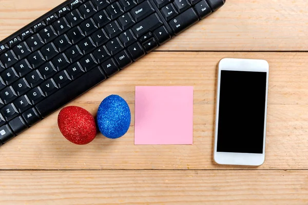 Huevo Pascua Colorido Con Papel Apuntador Vacío Teléfono Móvil Teclado — Foto de Stock