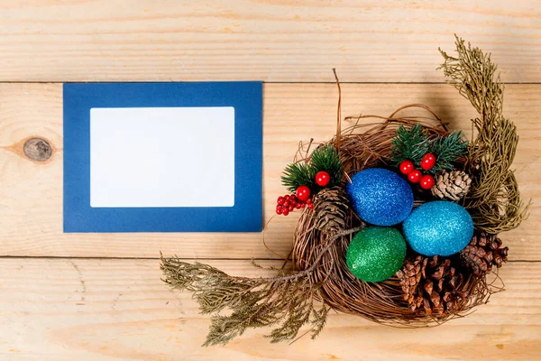 Uovo Pasqua Colorato Sul Cesto Con Carta Vuota Tavolo Legno — Foto Stock