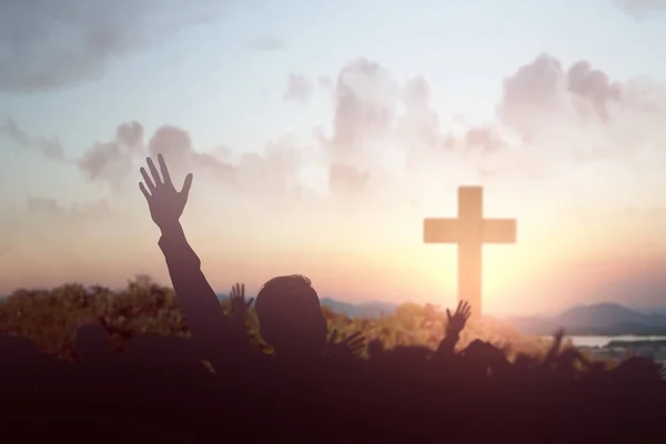 Sylwetka Ludzi Patrzących Chrześcijański Krzyż Dramatycznym Tle Nieba — Zdjęcie stockowe