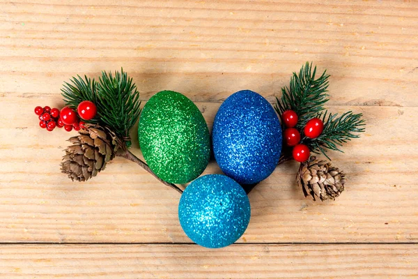色彩艳丽的复活节彩蛋放在木制桌子上 复活节快乐 — 图库照片