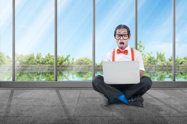 Asiatico Nerd Con Brutto Faccia Seduta Mentre Utilizzando Laptop All — Foto Stock