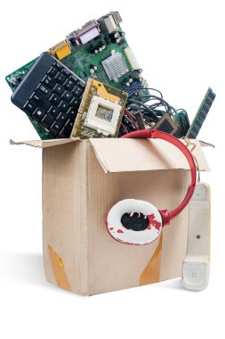 Atılmış eşyaların olduğu kutu beyaz arkaplanda izole edilmiş