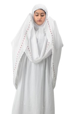 Beyaz arkaplan üzerine izole edilmiş, duvak pozisyonunda (namaz kılan) Asyalı Müslüman kadın