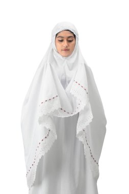 Asyalı Müslüman bir kadın duvak takmış elini kaldırmış ve beyaz arka planda tek başına dua ediyor.