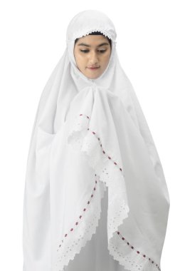 Asyalı Müslüman bir kadın duvak takmış elini kaldırmış ve beyaz arka planda tek başına dua ediyor.