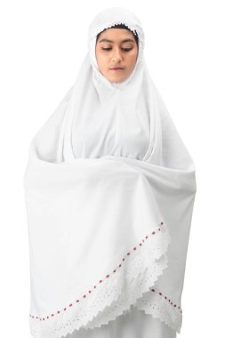 Beyaz arkaplan üzerine izole edilmiş, duvak pozisyonunda (namaz kılan) Asyalı Müslüman kadın