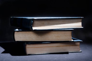 Koyu arkaplanı olan kitap yığını