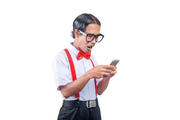 Aziatische Nerd Met Een Lelijk Gezicht Houden Mobiele Telefoon Met — Stockfoto