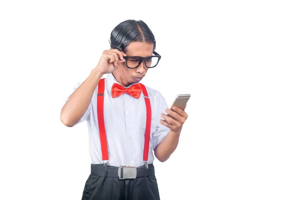 Aziatische Nerd Met Een Lelijk Gezicht Houden Mobiele Telefoon Geïsoleerd — Stockfoto