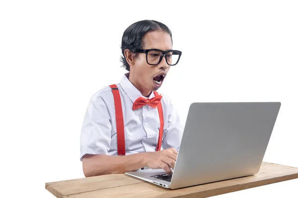 Asiatico Nerd Con Brutto Viso Utilizzando Laptop Isolato Sfondo Bianco — Foto Stock