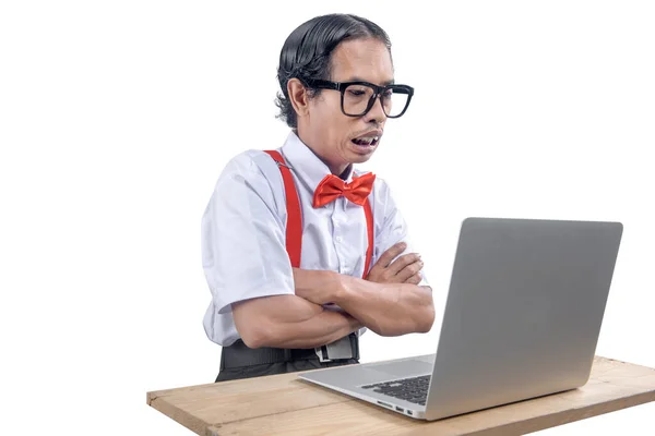 Asiatico Nerd Con Brutto Viso Utilizzando Laptop Isolato Sfondo Bianco — Foto Stock