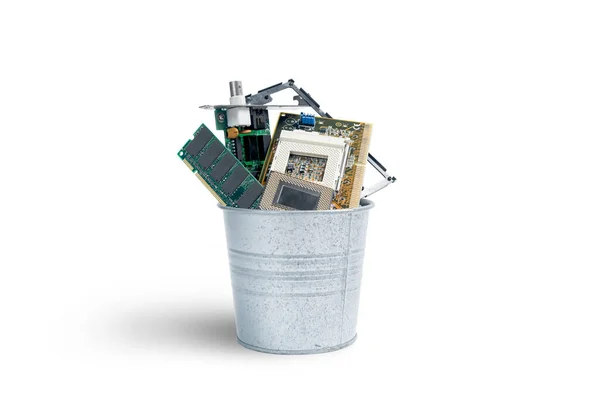 Mülleimer Mit Weggeworfenen Sachen Isoliert Über Weißem Hintergrund — Stockfoto