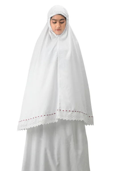 亚洲穆斯林妇女 头戴面纱 在白色背景下被隔离的祷告姿势 — 图库照片