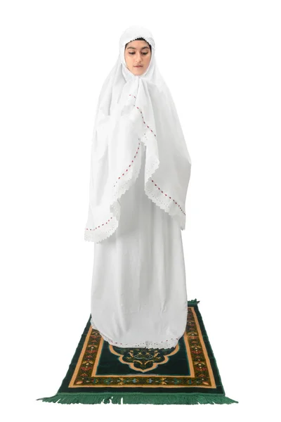 Ασιάτισσα Μουσουλμάνα Πέπλο Στέκεται Ενώ Υψώνει Χέρια Και Προσεύχεται Απομονωμένη — Φωτογραφία Αρχείου
