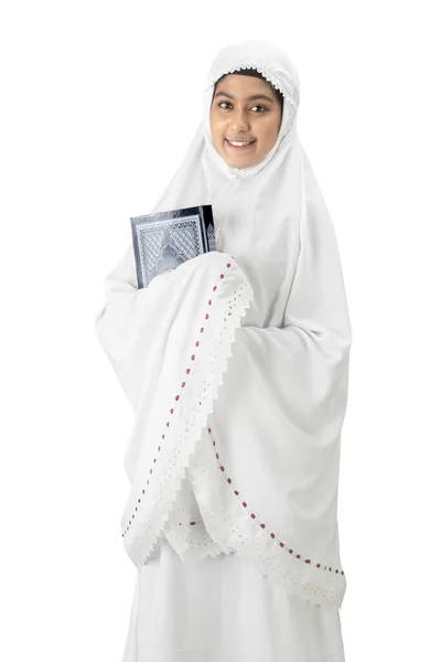 Asijské Muslim Žena Závoji Stojící Držení Koránu Izolované Přes Bílé — Stock fotografie