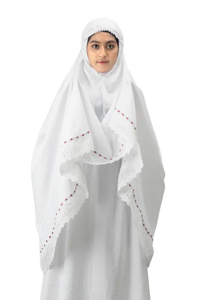 白い背景の上に隔離された手を上げ祈りながらベール立っているアジアのイスラム教徒の女性 — ストック写真