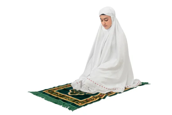 白い背景の上に隔離された祈りの位置 サラト でベールにアジアのイスラム教徒の女性 — ストック写真