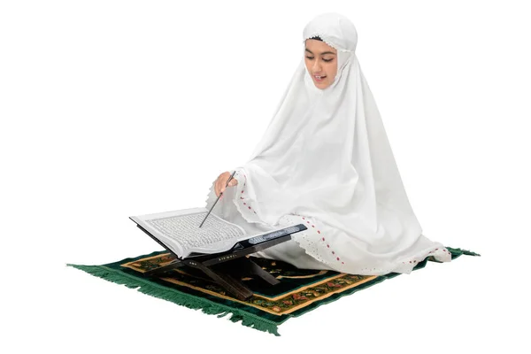 披着面纱的亚洲穆斯林妇女坐在那里 在白色背景下孤立地阅读 古兰经 — 图库照片