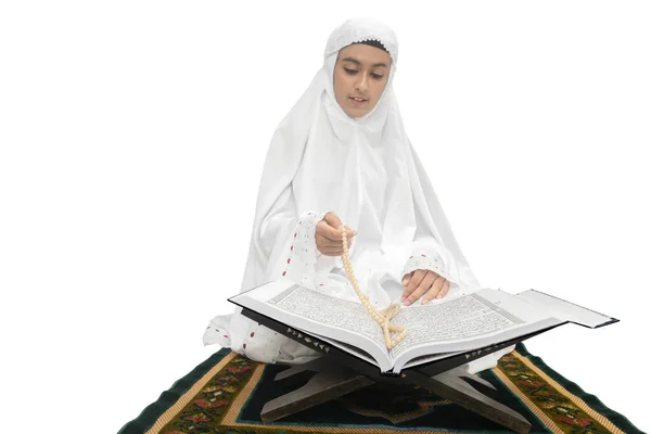 Asiatische Muslimische Frau Einem Schleier Sitzt Während Erhobene Hände Und — Stockfoto