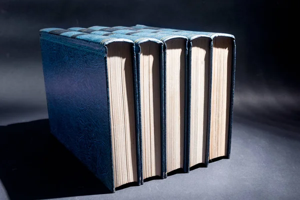 Ряд Книг Темным Фоном — стоковое фото