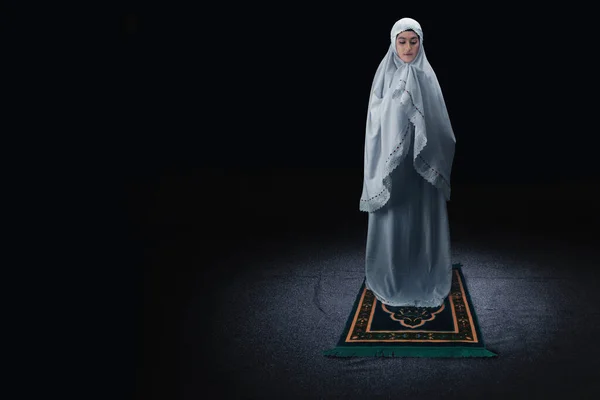Ασιάτισσα Μουσουλμάνα Πέπλο Στέκεται Ενώ Υψώνει Χέρια Και Προσεύχεται Σκούρο — Φωτογραφία Αρχείου