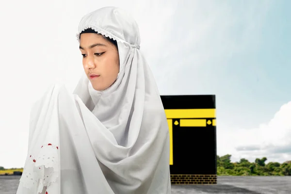 Азійська Мусульманка Серпанку Стоїть Під Час Підняття Рук Молиться Погляду — стокове фото