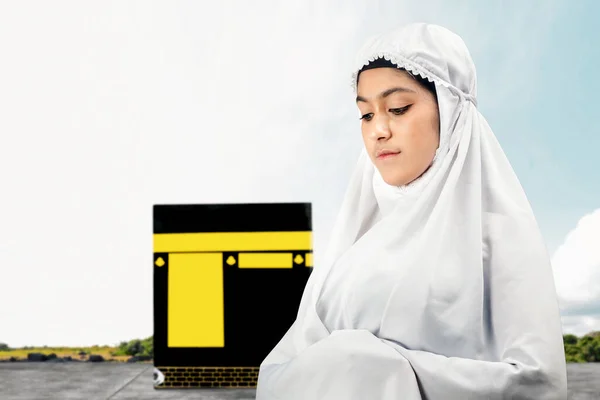 Aziatische Moslimvrouw Sluier Bidpositie Salat Met Uitzicht Kaaba Blauwe Lucht — Stockfoto