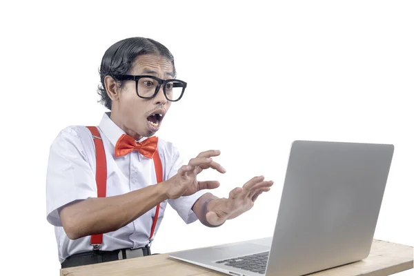 Aziatische Nerd Met Een Lelijk Gezicht Met Behulp Van Laptop — Stockfoto