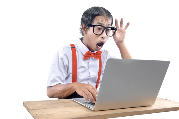 Asiatico Nerd Con Brutto Viso Utilizzando Laptop Isolato Sfondo Bianco — Foto Stock