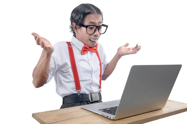 Ασιάτης Σπασίκλας Άσχημο Πρόσωπο Χρησιμοποιώντας Φορητό Υπολογιστή Απομονωμένο Λευκό Φόντο — Φωτογραφία Αρχείου