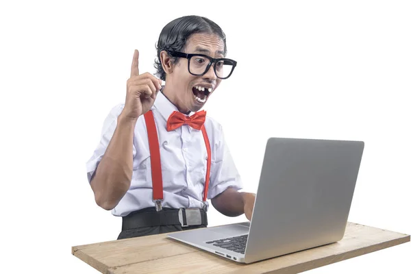 Asiatico Nerd Con Brutto Viso Utilizzando Laptop Isolato Sfondo Bianco — Foto Stock