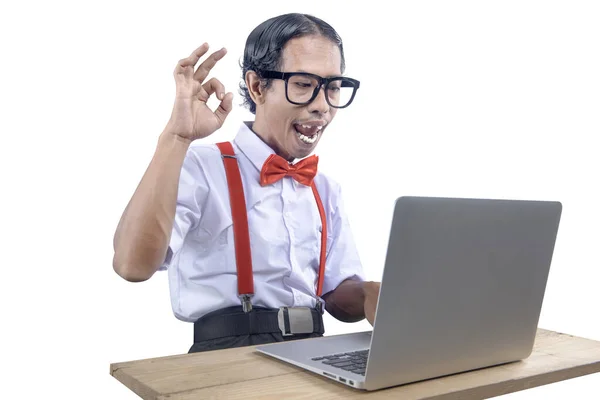 Asiatico Nerd Con Brutto Viso Utilizzando Laptop Isolato Sfondo Bianco — Foto Stock