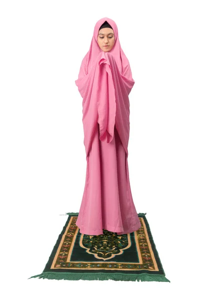 히잡을 아시아인 이슬람 위에서 기도하며 — 스톡 사진