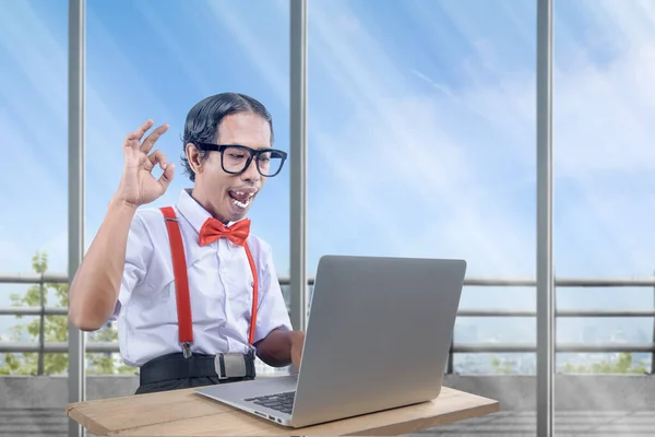 Ασιάτης Σπασίκλας Άσχημο Πρόσωπο Που Χρησιμοποιεί Φορητό Υπολογιστή Μέσα Στο — Φωτογραφία Αρχείου
