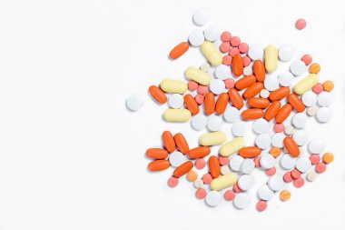 Beyaz arka planda izole edilmiş haplar