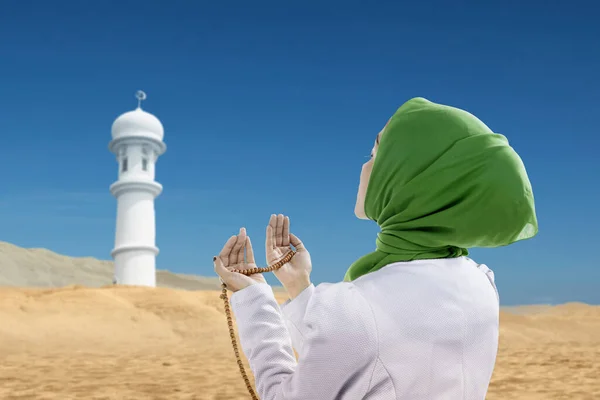 Wanita Muslim Asia Berkerudung Berdoa Dengan Tasbih Tangannya Dengan Latar — Stok Foto