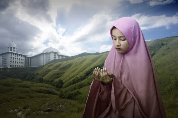 Азиатская Мусульманка Вуали Стоящая Подняв Руки Молясь Фоне Голубого Неба — стоковое фото