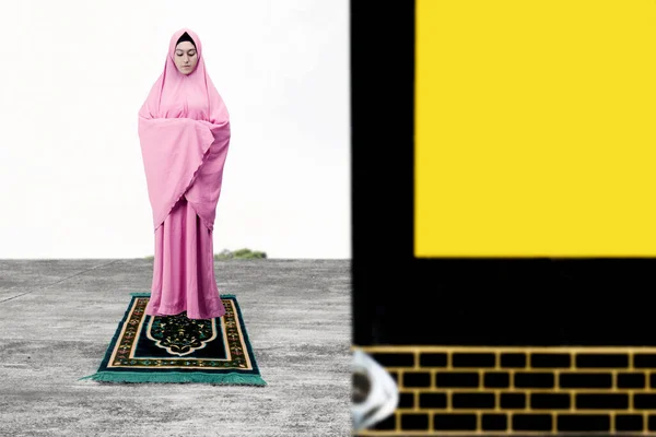 Azjatycka Muzułmanka Welonie Pozycji Modlitewnej Salat Przed Kaabą Niebieskim Tle — Zdjęcie stockowe
