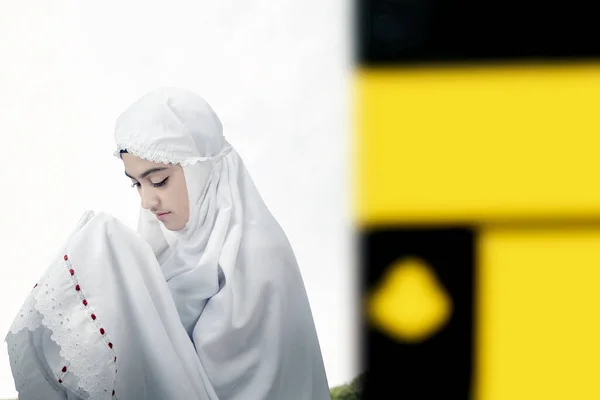 Mulher Muçulmana Asiática Véu Orando Frente Kaaba Com Fundo Azul — Fotografia de Stock