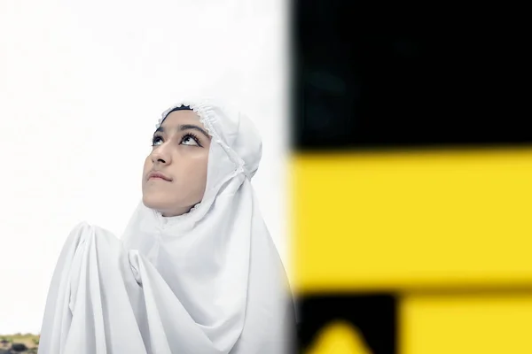 Aziatisch Moslim Vrouw Een Sluier Staan Bidden Voorkant Van Kaaba — Stockfoto